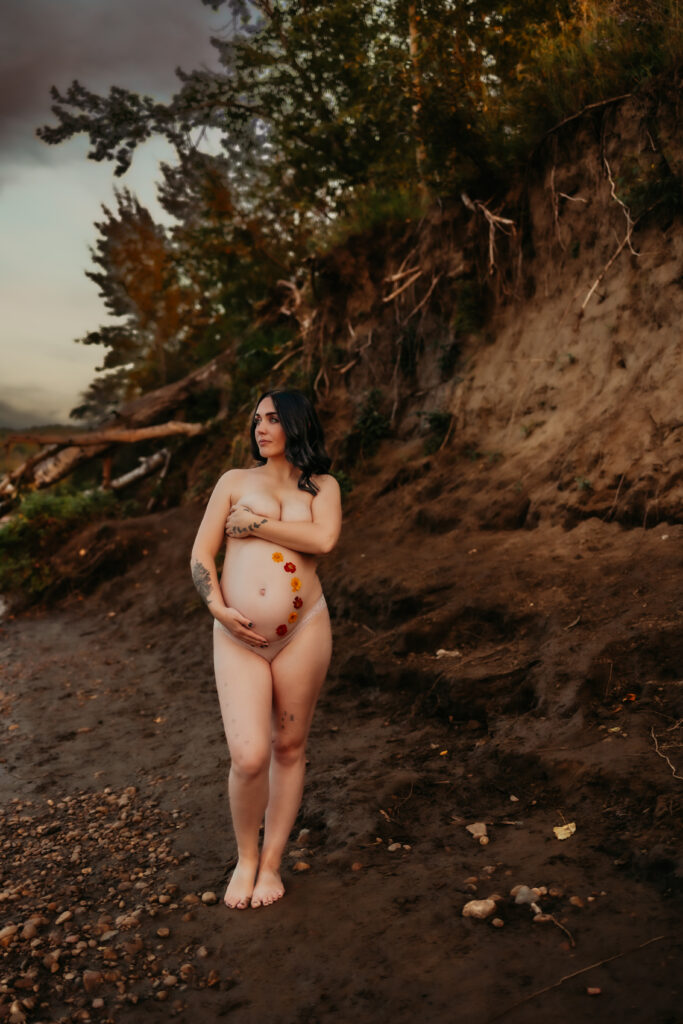 intimate maternity photo